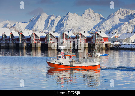 Fishing boat and robur cottages at Svolvaer / Svolvær in the snow in winter, Austvågøy / Austvågøya, Lofoten Islands, Norway Stock Photo