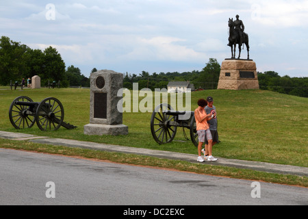 Tourists visiting Gettysburg battlefield , General Meade statue behind, Gettysburg National Military Park, Pennsylvania, USA Stock Photo