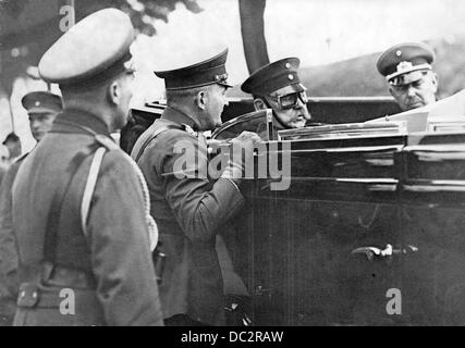 Reich President Paul von Hindenburg (with car glasses) receives the first reports on  the great maneuver of the Reichswehr (Imperial Defence) in Fürstenberg, Germany, in September 1932. To the right, his son Colonel Oskar von Hindenburg. Fotoarchiv für Zeitgeschichte Stock Photo