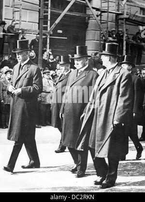 Reich President Paul von Hindenburg (m), Siegfried von Kardorff (l, politician DNVP, DVP) and Reich Chancellor Hermann Müller (r) during the funeral procession for the former Foreign Minister Gustav Stresemann (who died on 3 October 1929) in Berlin, Germany, on 6 October 1929. Fotoarchiv für Zeitgeschichte Stock Photo