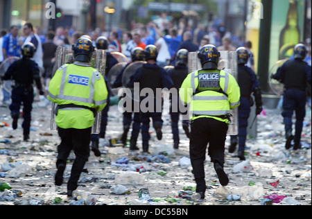 Police clash with Glasgow Rangers fans on the streets of Manchester following the UEFA cup final with Zenit St Petersburg Stock Photo