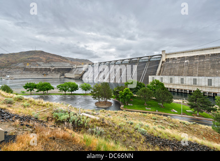 The Grand Coulee Dam on the Columbia River, the largest electric power producing facility in the US, Washington State, USA Stock Photo