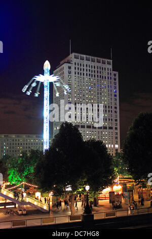 London, England, UK. 10th August 2013. The 226ft Mellors Starflyer has returned to the Southbank and will be residing there until 29th September as part of the Wonderground attraction, seen here in front of The Shell Building. Alamy Live News Stock Photo