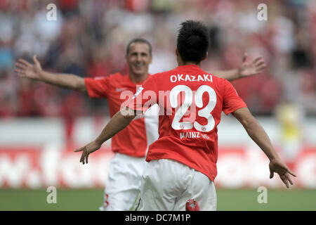 Mainz, Germany. 11th Aug, 2013. Mainz's Shinji Okazaki (FRONT) celebrates his 2-1 goal with teammate Zdenek Pospech during the Bundesliga soccer match between FSV Mainz 05 and VfB Stuttgart at Coface Arena in Mainz, Germany, 11 August 2013. Photo: FREDRIK VON ERICHSEN (ATTENTION: Due to the accreditation guidelines, the DFL only permits the publication and utilisation of up to 15 pictures per match on the internet and in online media during the match.)/dpa/Alamy Live News Stock Photo