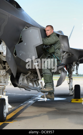 A US Air Force Capt. Chris Laird climbs out of the cockpit of a F-35 Lightning II stealth fighter aircraft following a mission at Eglin Air Force Base June 20, 2013 in Valparaiso, Florida. Stock Photo