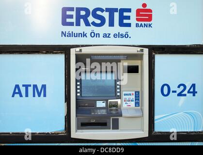 First Bank Austria reads a writing at a cash machine in Budapest, Hungary, 07 August 2013. The First Bank of the Austrian Sparkasse AG is the leading institute of the Austrian Sparkasse group. Photo: Jens Kalaene Stock Photo