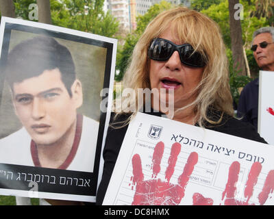 Tel Aviv, Israel. 12th August 2013. A woman in tears holds up a photo of a loved-one murdered by Palestinian terrorists demonstrating outside the Ministry of Defense against the planned release of Palestinian prisoners. Tel-Aviv, Israel. 12-August-2013.  Bereaved families of Israeli terror victims protest outside the MoD against planned release of Palestinian convicts to spark peace negotiations. Government has published a list of 26 convicts to be released, most with 'blood on their hands'. Credit:  Nir Alon/Alamy Live News Stock Photo