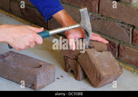 Klinkerwand mauern - lay a brick wall 02 Stock Photo