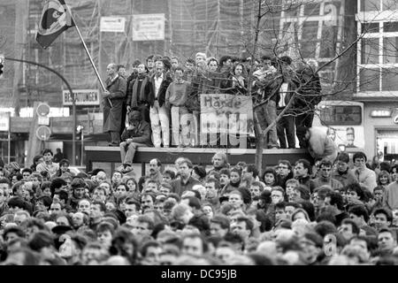People crowd in front of Schoeneberg town hall in West Berlin, 10 November 1989. The announciation of the Fall of the Wall was only done in a rather lapidary fashion at a press conference of the GDR leaders the evening before. The inner-German border which had parted the country since 1961 practically stopped existing. Not everyone welcomed the Fall of the Wall - some asked the West to 'Take the hands off the GDR'. Photo: Eberhard Kloeppel Stock Photo
