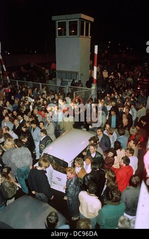 Citizens of East Berlin stream through the opened Berlin Wall in the night of 09/10 November 1989. Stock Photo