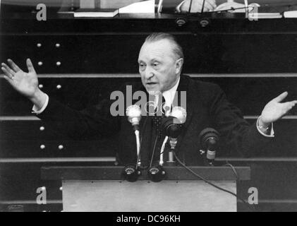 German chancellor Konrad Adenauer (CDU) talks about the Allied treaties in the Bundestag in Bonn on the 4th of December in 1952. Stock Photo