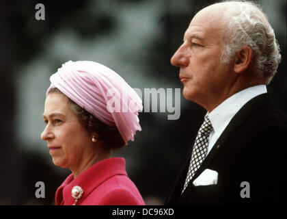 Queen Elizabeth II. of Great Britain and German president Walter Scheel during the official welcoming in front of Villa Hammerschmidt in Bonn on the 22nd of May in 1978. Stock Photo