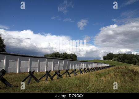 Hoetensleben, Germany. 13th Aug, 2013. The memorial at the former East and West German border, between the German states of Saxony-Anhalt and Lower Saxony, during the 52nd anniversary of the construction of the wall seperating east and west Germany building on 13 August 1961 in Hoetensleben, Germany, 13 August 2013. Photo: PETER FOERSTER/dpa/Alamy Live News Stock Photo