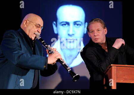 (FILE) An archive photo dated 13 February 2013 show Argentinian Klezmer clarinettist Giora Feidman (L) performing next to actor and singer Ben Becker during rehearsals in Gluecksburg, Germany. Photo: CARSTEN REHDER Stock Photo