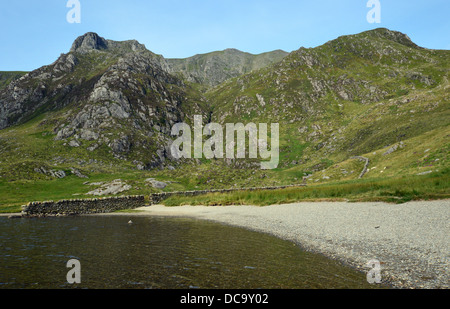 The Welsh Mountain Y Garn Above the Beach & Footpath Leading Round Llyn Idwal to Devil's Kitchen in the Snowdonia National Park Stock Photo