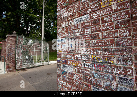 Graceland gates hi-res stock photography and images - Alamy