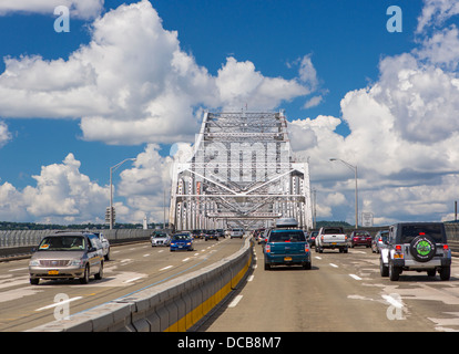 TAPPAN ZEE BRIDGE, NEW YORK, USA - Crossing Hudson River westbound on Tappan Zee Bridge. Stock Photo