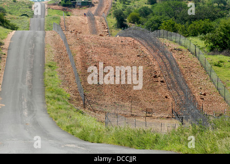 South Africa Limpopo Province Musina/Beit Bridge 9 January 2009 Influx Zimbabwians into South Africa Fencing separating Stock Photo