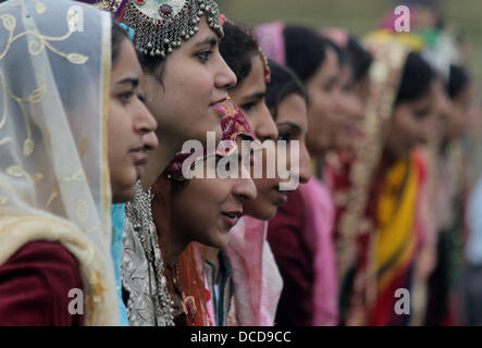 Srinagar, Kashmir, India. 15th Aug, 2013. Kashmiri Muslim school girl dressed in traditional outfits sing during celebrations marking 67 India's Independence Day at Bakshi Stadium in Srinagar, the summer capital of Indian Kashmir.on 15/8/2013 A strike, sponsored by both hardline and moderate factions of the Kashmiri's main separatist alliance, cleared the streets of the summer capital Srinagar and shut all shops and businesses, Cell phone and mobile Internet services were shut across the state while the functions were in progress. Credit:  ZUMA Press, Inc./Alamy Live News Stock Photo