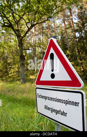Eichen-Prozessionsspinner, Thaumetopoea processionea, oak processionary moth, Warnschild, warning, danger sign Stock Photo