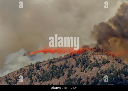 USA, Colorado, Boulder, Flagstaff Fire, Slurry Bomber Dropping Fire Retardant on the Forest Fire. Stock Photo