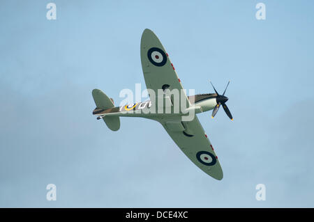 Eastbourne, Sussex, England. 15th Aug, 2013. Spitfire Mk1X performing on the opening day of the airshow Credit:  Malcolm Park/Alamy Live News Stock Photo