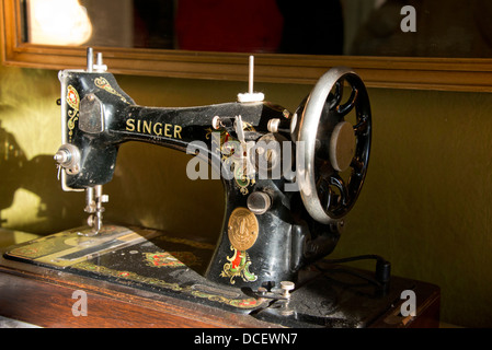 New York, St. Lawrence River, 1,000 Islands, Dark Island. Historic Singer Castle, c. 1905. Vintage Singer sewing machine. Stock Photo