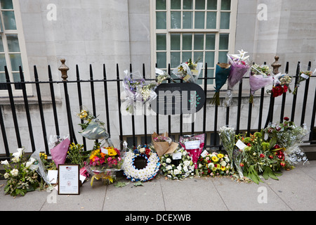 memorial and tributes to those who died in the london bus bombing on tavistock square 7th July 2005 London England UK Stock Photo