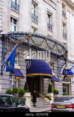 Entrance to The Ritz hotel on the corner of Piccadilly, London Stock Photo