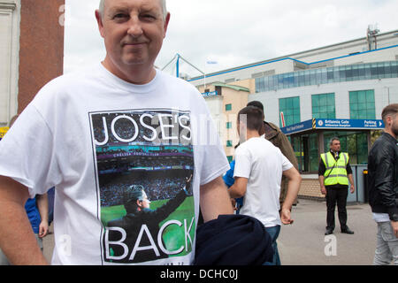 London, UK. 18th Aug, 2013. Chelsea football fans welcome back Jose Mourinho as the special one takes charge of his first game as Chelsea manager in the English premier league against Hull FC at Stamford bridge Stock Photo