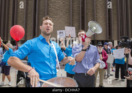 San Diego, California, USA. 18th Aug, 2013. Supporters of the efforts to recall San Diego Mayor Bob Filner gathered outside City Hall for the ''Freedom from Filner'' rally. © Daniel Knighton/ZUMAPRESS.com/Alamy Live News Stock Photo