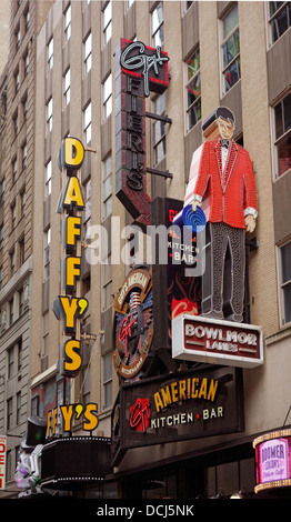 Daffy S Clothing Store And Bowlmor Lanes Neon Signs Times Square NYC   Guys American Kitchen And Bar Dcj5nk 