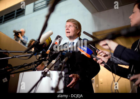 Berlin, Germany. 19th Aug, 2013. Chief of Staff of the German Chancellery and German Minister for Special Affairs, Ronald Pofalla, gives a press statement after a session of the Parliamentary Control Committee (PKG) at the German Bundestag in Berlin, Germany, 19 August 2013. The members of parliament had questioned Pofalla on the actions of the National Security Agency (NSA) and its connection to the German Federal Intelligence Service (BND). Photo: RAINER JENSEN/dpa/Alamy Live News Stock Photo