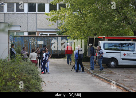 Refugees arrive at the controversial refugee hostel, the former Max-Reinhardt-Gymnasium (school) in Berlin-Hellersdorf, Germany, 19 August 2013. The first refugees moved into the new refugee hostel. Photo: FLORIAN SCHUH Stock Photo