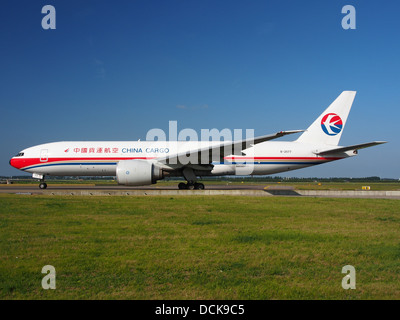 B-2077 China Cargo Airlines Boeing 777-F6N - cn 37713 taxiing 18july2013 pic-011 Stock Photo