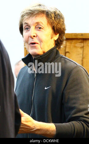 Sir Paul McCartney  outside his house on the day of his wedding London, England - 09.10.11 Stock Photo