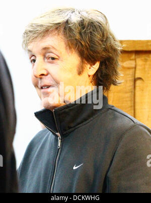 Sir Paul McCartney  outside his house on the day of his wedding London, England - 09.10.11 Stock Photo