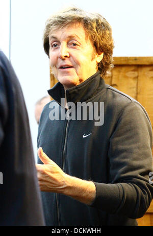 Sir Paul McCartney  outside his house on the day of his wedding London, England - 09.10.11 Stock Photo