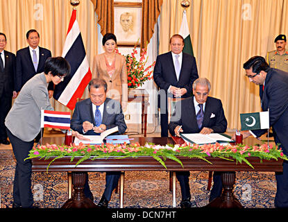 Islamabad, Pakistan. 20th August 2013. Mr. Tariq Fatemi, Special Assistant to the Prime Minister and H.E. Jullapong Nonsrichai, Vice Minister of Foreign Affairs Thailand signing the Agreement on Mutual Exemption of Visa for holders of diplomatic passports at PM’s House on 20-08-2013. Prime Ministers of both the countries oversaw the signing ceremony.      (PHOTO BY PID/Deanpictures/Alamy Live News Stock Photo