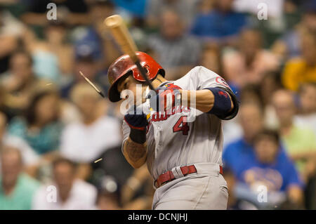 Milwaukee, Wisconsin, USA. 20th Aug, 2013. August 20, 2013: St. Louis Cardinals catcher Yadier Molina #4 breaks his bat during the Major League Baseball game between the Milwaukee Brewers and the St. Louis Cardinals at Miller Park in Milwaukee, WI. Brewers lead the Cardinals 6-3 in the 9th inning. John Fisher/CSM. © csm/Alamy Live News Stock Photo