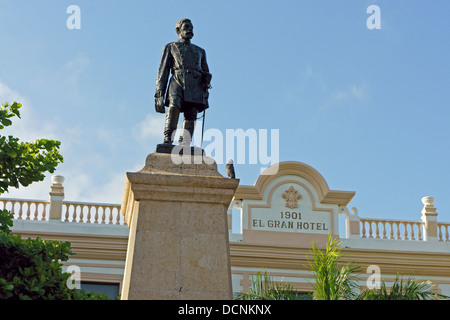 Statue of Manuel Cepeda Peraza in the Parque Hidalgo, Merida, Yucatan, Mexico Stock Photo