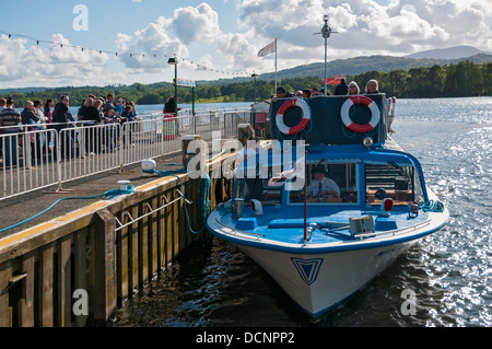 Great Britain, England, Cumbria, Lake District, Lake Windermere, tour boat Miss Cumbria IV at Ambleside Pier Stock Photo