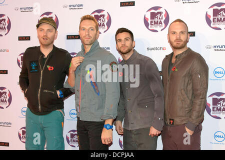 Will Champion, Chris Martin and Jonny Buckland from Coldplay backstage at  The Hollywood bowl, 31st May 2003. Los Angeles, United States of America  Stock Photo - Alamy