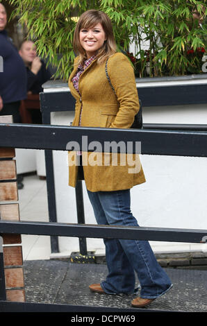 Kelly Clarkson Celebrities at the ITV studios London, England - 08.11.11 Stock Photo