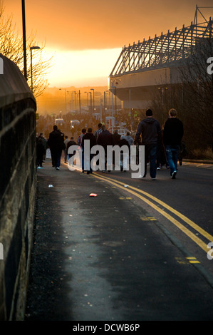 Sunderland AFC supporters walk to an evening kick off in the Premier League at the Stadium of Lighy Stock Photo