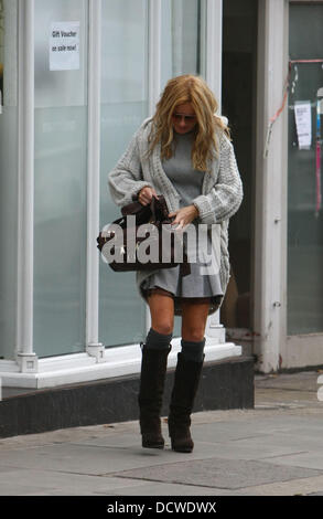 Geri Halliwell seen making her way to 'California Nail Bar' in Hampstead London, England - 23.11.11 Stock Photo