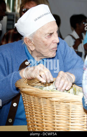 Kirk Douglas 75th anniversary of the Los Angeles Mission serving Thanksgiving dinner to the homeless, held at the Los Angeles Mission Los Angeles, California - 23.11.11 Stock Photo