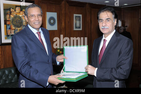 Islamabad, Pakistan. 22nd August 2013. Speaker National Assembly Sardar Ayaz Sadiq presenint gift to Mustapha Salahdin ambassaador of Morocco at parliament house on 22 August 2013      Handout by Pakistan informtion department      (Photo by PID/Deanpictures/Alamy Live News) Stock Photo
