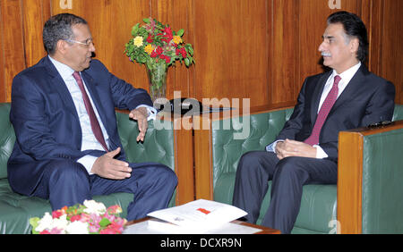 Islamabad, Pakistan. 22nd August 2013. Speaker National Assembly Sardar Ayaz Sadiq presenint gift to Mustapha Salahdin ambassaador of Morocco at parliament house on 22 August 2013      Handout by Pakistan informtion department      (Photo by PID/Deanpictures/Alamy Live News) Stock Photo