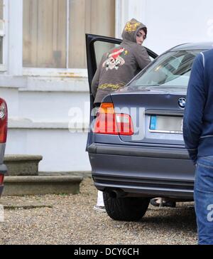 Sinead O'Connor returning to her home in Bray, Co. Wicklow this afternoon on crutches and being shielded by her daughter Roisin (pictured) from being photographed. She earlier tweeted to her followers for help to find a Psychiatrist as she claimed she was in serious danger and needed to get back on her Meds. She then tweeted that she was on her way to hospital because she thought s Stock Photo